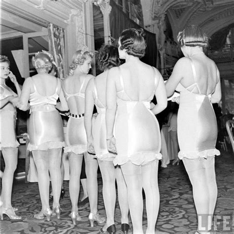 Candid Behind the Scenes Photos From a Lingerie Show in the 1940s ...