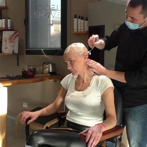 Model Shave op Instagram: "Woman with long blond hair shaves her head bald at the hair salon ...