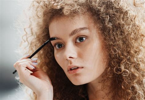 ¿Vaselina en las cejas? Te decimos para qué sirve y cómo usarla | Glamour