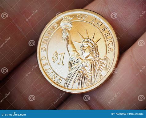 La Moneda De 1 Dólar Estadounidense Se Encuentra En El Primer Plano De ...
