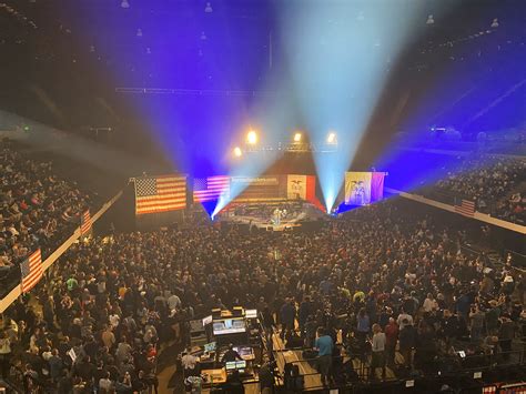 Mia Rose ♛ on Twitter: "@JohnHookfox10 @BernieSanders It was a concert. But I see why you would ...