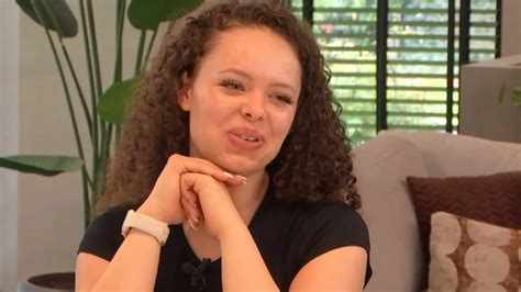 Deelnemers datingshow Your Place or Mine proberen meteen verschillende standjes uit op bankstel