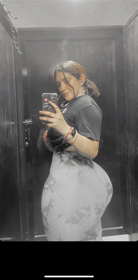 Her body is insane… : r/valerialcala