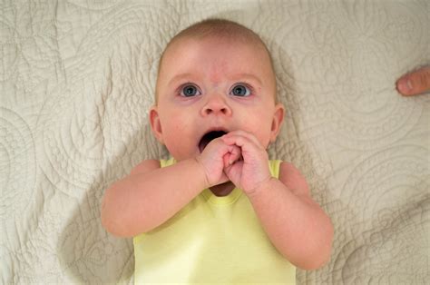 Fotos gratis : mano, persona, niño, pierna, dedo, bebé, expresión ...