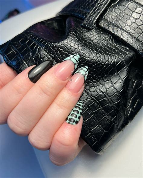 27+ Eye Catching Ideas For Black and Green Nails - Nail Designs Daily