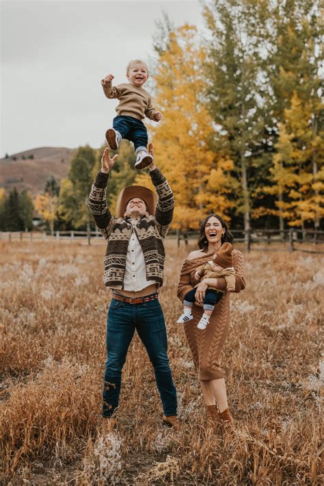 Fun Fall Family Photo Ideas