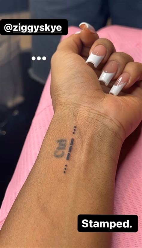 SZA Got a Morse Code Tattoo Backstage at Her Own Show — See Photo | Allure