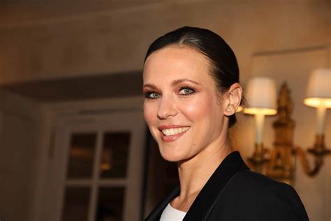 "Mais vous êtes des fous de faire des trucs pareils", Lorie submergée en plein concert, ses fans ...