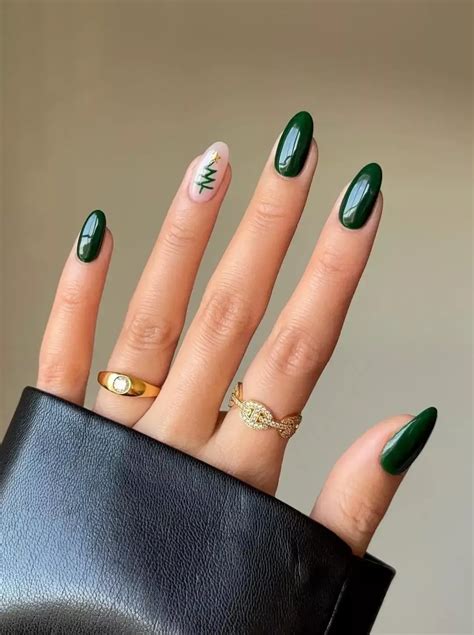+20 Elegant Christmas Nail Ideas for a Charming Look