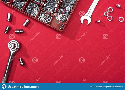 红色背景下带工具箱和喷嘴的扳手的顶视图 库存照片. 图片 包括有 èžºæ¯ , æ²¡äºº, è‚¡ç¥¨ - 172411926