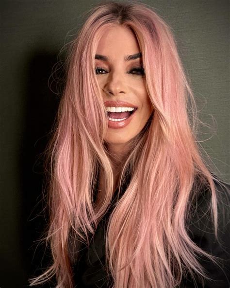 Shania Twain debuts new pink hair ahead of Vegas residency