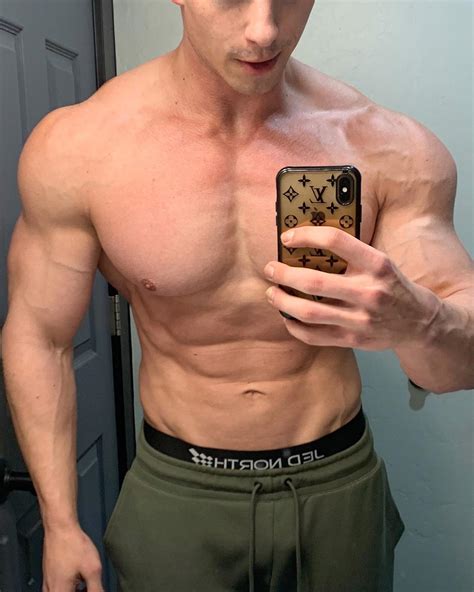 Tyson Dayley FMG Pro | Checking in at 204lbs this fine Flex-Friday 💪💪💪 I hit chest, lats and ...