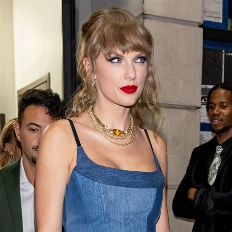 Taylor Swift Unveils 'The Life of a Showgirl' on Travis Kelce's Podcast ...