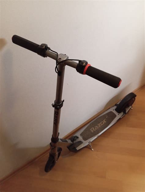 Električni/a skuter/skirca Razor Eprime.