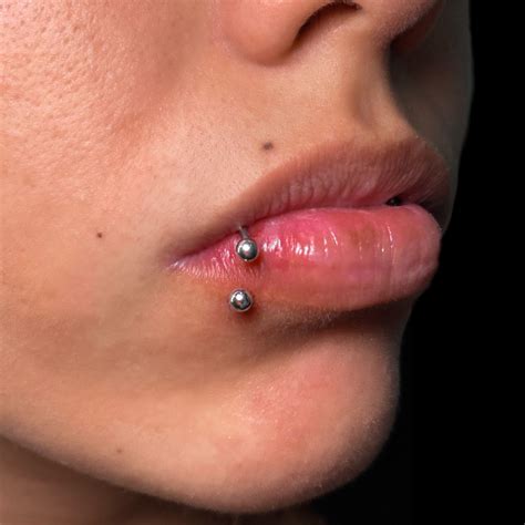 Perfuração Side Labret 🤍 | Piercings, Cute piercings, Cool piercings