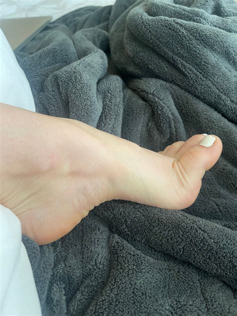 Sexy college girl. arched feet. Freshly painted - Fun With Feet