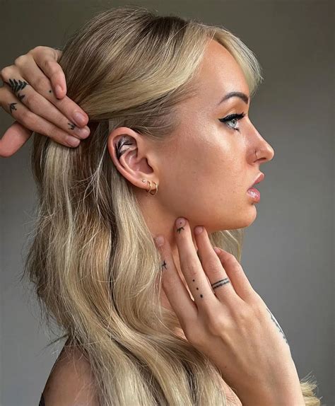 𝐄𝐒𝐒𝐈𝐄 𝐁𝐎𝐍𝐄. | Tats look great in these hotel sheets | Instagram