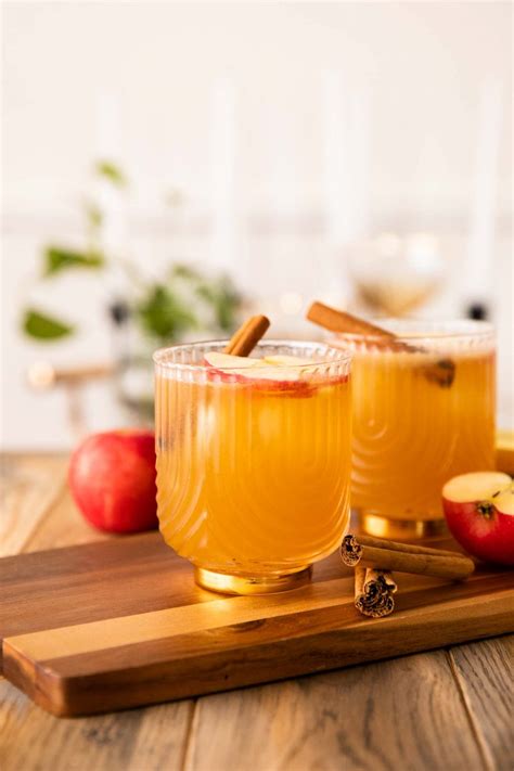 The BEST Apple Cider Bourbon Cocktail - Desserts & Drinks