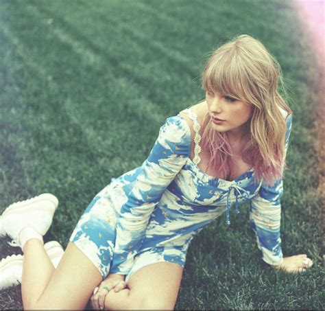 Taylor Swift's boobs and cleavage look amazing in this pic - Celeblr