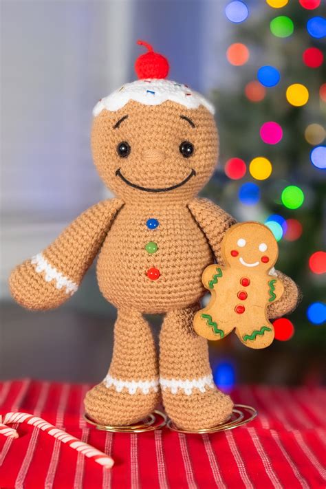 Free Gingerbread Man Crochet Pattern (Low-Sew!) 🍭