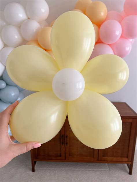 How to Make a Balloon Flower- Balloon Daisy DIY - traditionallycozy.com