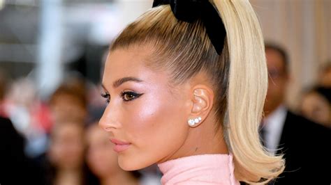 Hailey Bieber Nailed the TikTok-Viral "I'm Cold" Makeup Trend - See ...