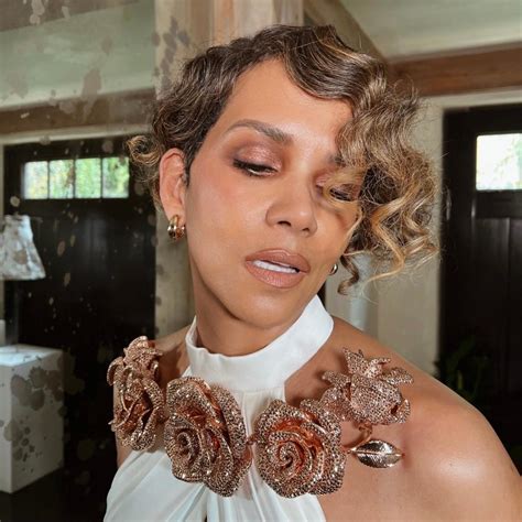 Halle Berry blooms in high-slit gown on Oscars 2023 red carpet