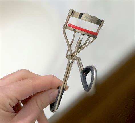 6 Best Eyelash Curlers for Every Eye Shape (& One to Pass!)