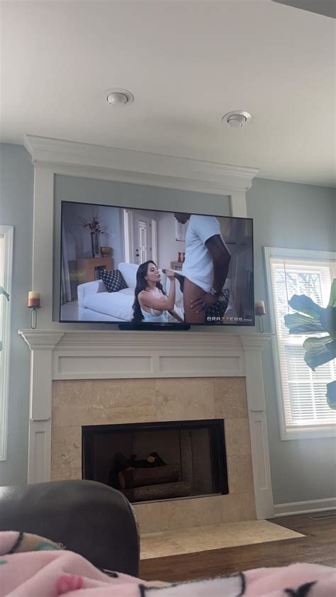 Watching Lela on tv 🤤 : r/Lela_Star