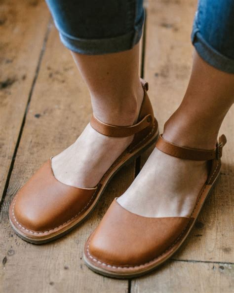 Trevi - Ambra | Work shoes women, Brown leather work shoes, Closed toe ...