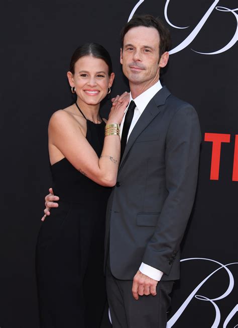 '13 Reasons Why's Sosie Bacon Flashed Ring - Kevin Bacon's Daughter's Hands Showed Syndrome She ...