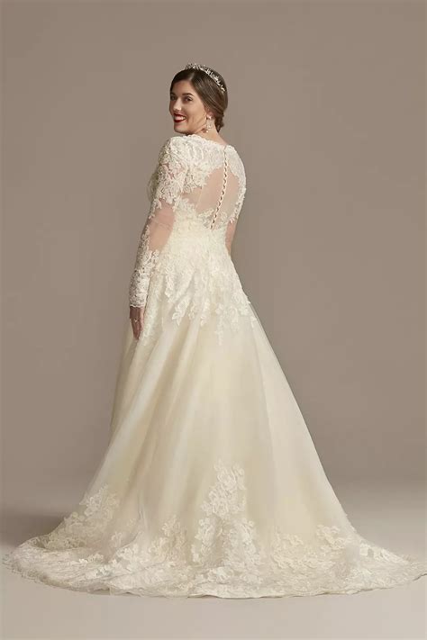 Scalloped Lace and Tulle Wedding Dress | David's Bridal