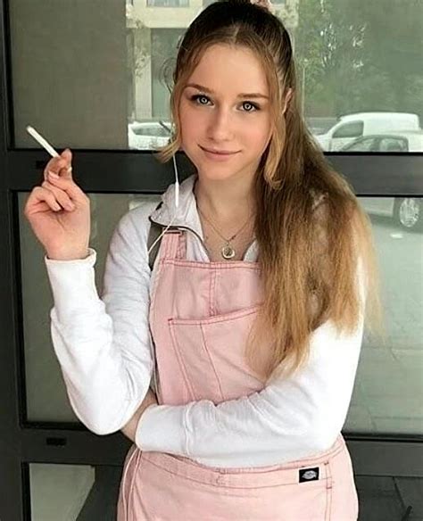 Good Morning 💋💋💋 : r/smokingwomen