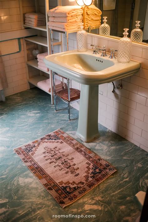 How to Style a Charming 1950s-Inspired Bathroom