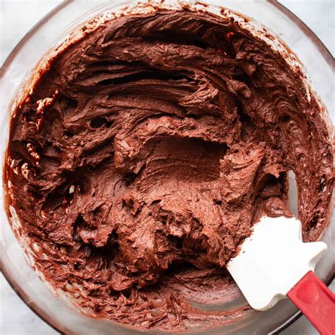 Easy Vegan Chocolate Frosting (ONLY 5 Ingredients!) - Lavender & Macarons