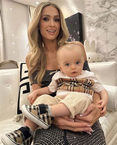 Paris Hilton má dceru! A druhé dítě čeká Strýcová