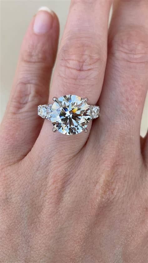 Round diamond engagement ring – Artofit