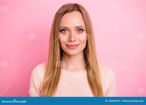 æ¼‚äº®å¥³äººçš„ç”»åƒ çœ‹èµ·æ ¥ä¸Žç²‰è‰²èƒŒæ™¯éš”ç» ã€‚ç¾Žä¸½å¥³äººçš„è‚–åƒ ï¼Œå ¬ç €è¢«éš”ç ...