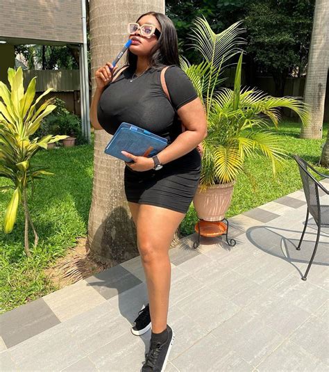 Busty black nerd : r/2busty2hide