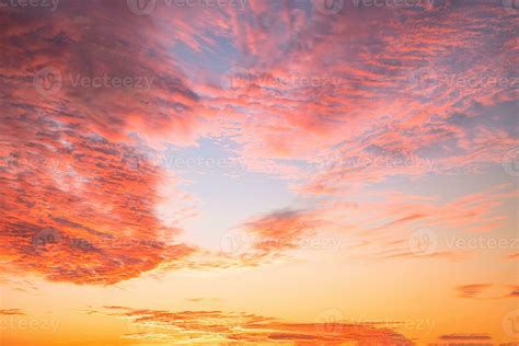 hermosa , lujo suave degradado naranja oro nubes y luz de sol en el ...