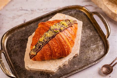Dubai Chocolate Croissant - Cukiernia DESEO Warszawa