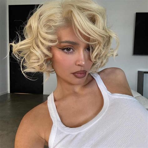 El bob rubio de Kylie Jenner inspirado en Marilyn Monroe sorprende a sus fans Nuvole di Bellezza