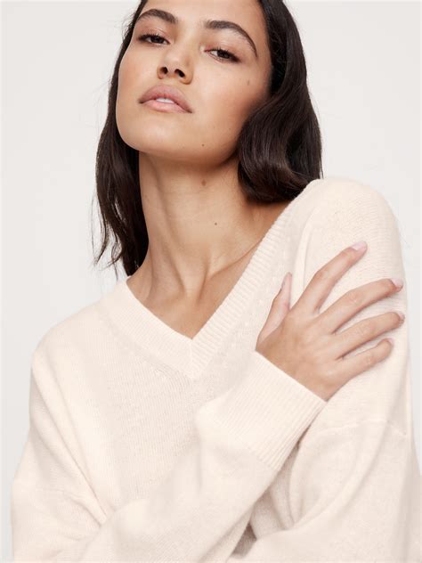 Oversized Lightweight Cashmere V-Neck Sweater | Banana Republic