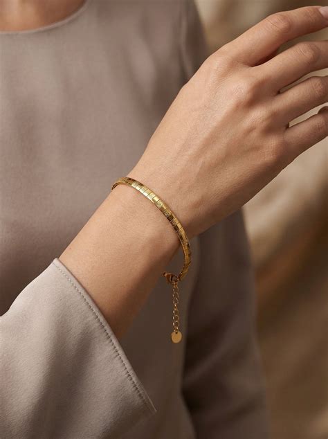 How to Wear Bracelets with a Watch (2026 Guide) | HyraMode