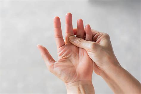 Finger sprain...symptoms and treatment - Kees