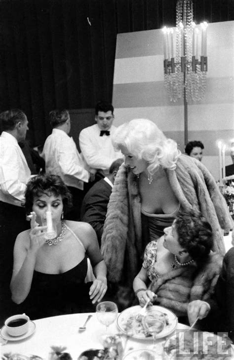 Story behind Sophia Loren and Jayne Mansfield photo, 1957 - published ...