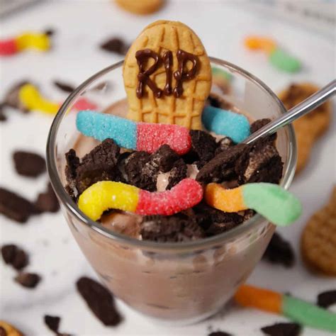 Halloween Ice Cream Dirt Cups - Mom Loves Baking