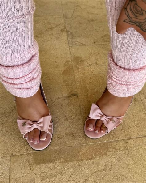 Kali Uchis's feet