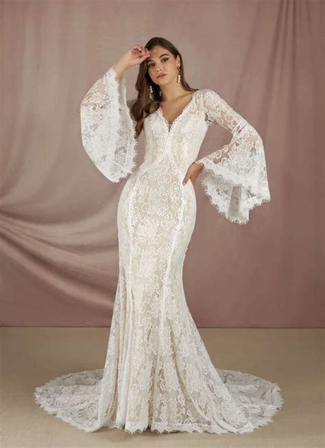 Vintage bell sleeve wedding dress | Beachweddingtips.com