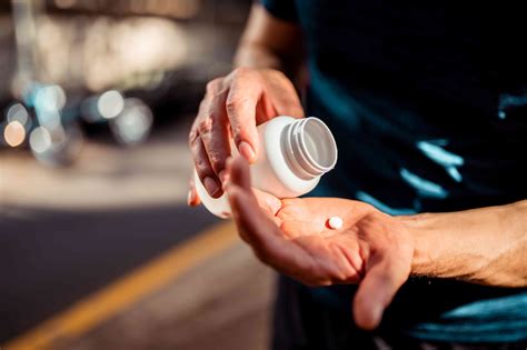 Advil (Ibprofen) vs. Aleve (Naproxen): What's the Difference?